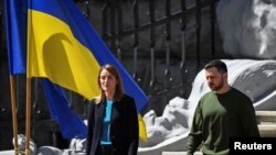 Президент Европарламента Роберта Метсола и президент Украины Владимир Зеленский. Архивное фото. Киев, 9 мая 2024 г.