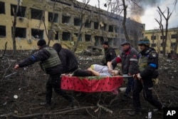 «20 дней в Мариуполе». AP Photo/Evgeniy Maloletka