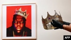 Одно из известных прозвищ Biggie – «Король Нью-Йорка». Металлическая корона была одним из его самых узнаваемых атрибутов