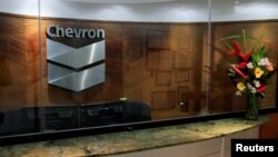 Эмблема корпорации Chevron в её офисе в Каракасе, столице Венесуэлы. Архивное фото