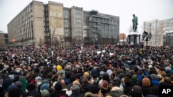 Люди собираются на Пушкинской площади в Москве во время акции протеста (архивное фото)