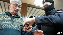 Олег Орлов приговорен к двум с половиной годам тюремного заключения по обвинению в неоднократной дискредитации российской армии, в Москве 27 февраля 2024 года.