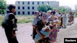 Женщины и детей, освобожденные из захваченной террористами больницы в Буденновске. Ставропольский край, 17 июня 1995 года