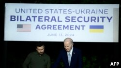 Президент США Джо Байден и президент Украины Владимир Зеленский на церемонии подписания соглашения о двустороннем сотрудничестве. Саммит Большой семерки в Италии. 13 июня 2024 г.